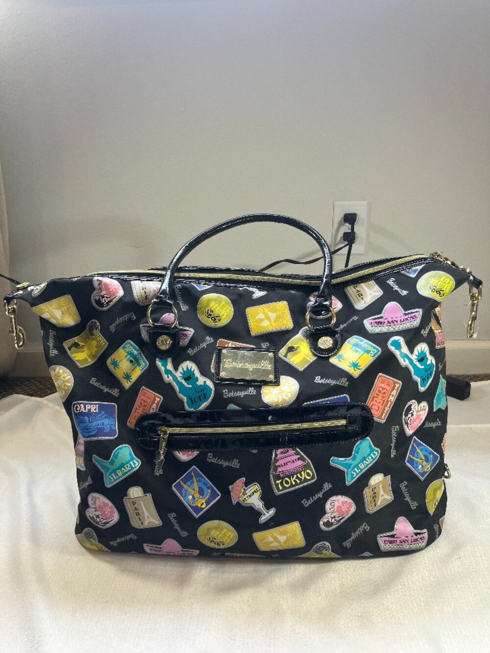 EUC Betsey Johnson Betseyville Overnight Bag with Clip Ends, Black Pattern - Picture 2 of 15